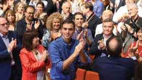 Pedro Sánchez, junto a Cristina Narbona, aplaude durante el congreso del PSM