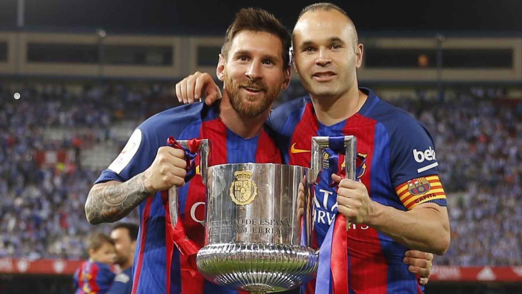 Messi e Iniesta posan con la Copa del Rey.