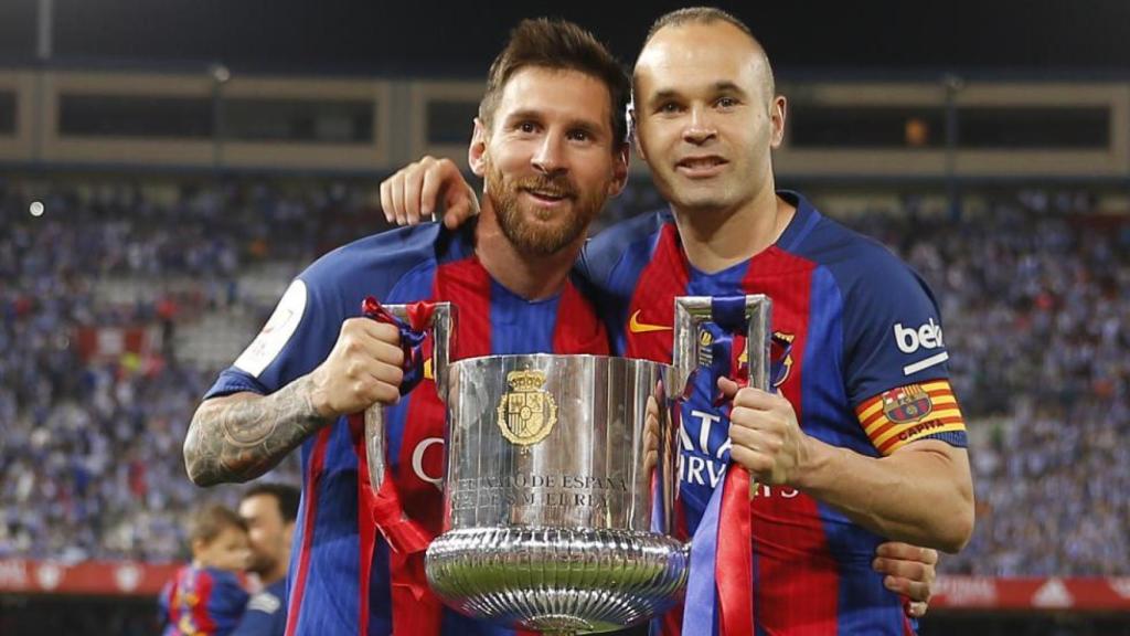 Messi e Iniesta posan con la Copa del Rey.