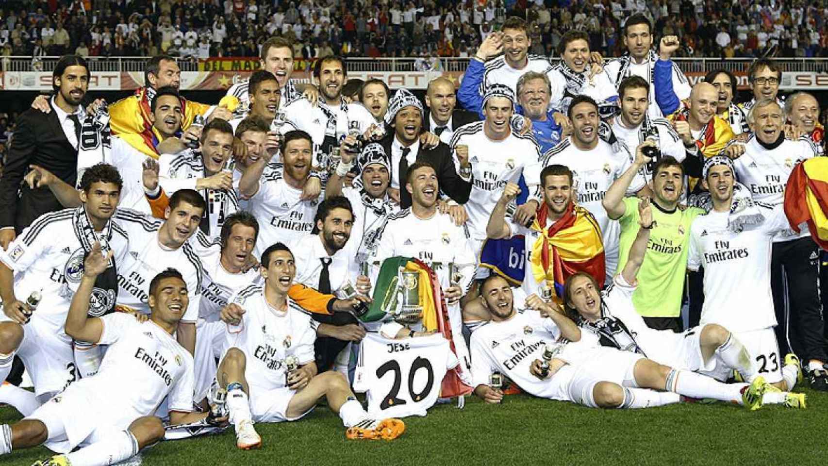 Los jugadores del Real Madrid posan con la Copa del Rey.