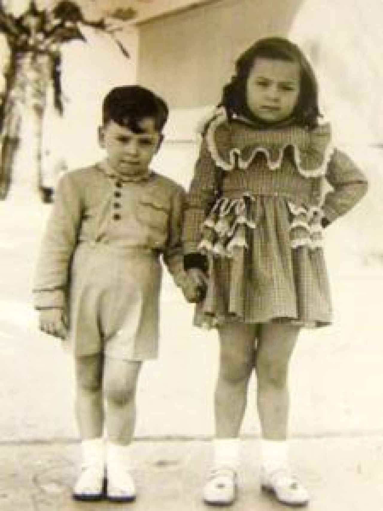 María Esperanza, de niña, junto a uno de sus dos hermanos, Humberto.