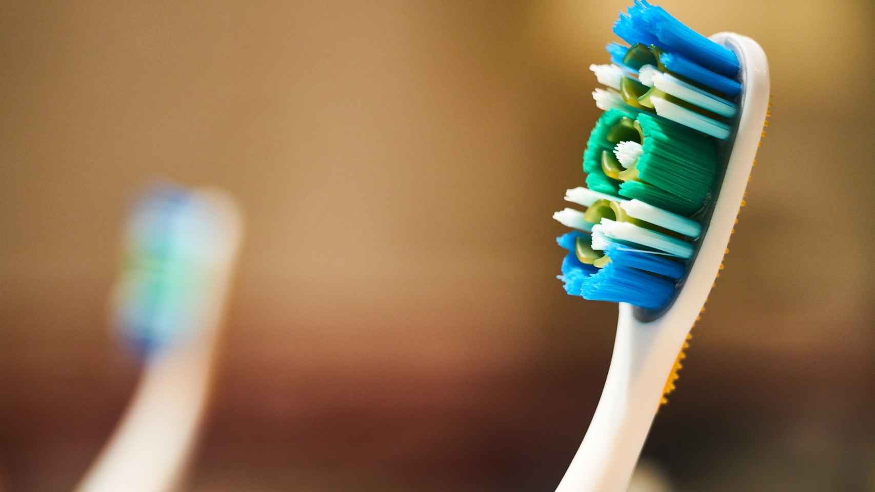 Cambiar nuestro cepillo de dientes periódicamente nos evitará infecciones bucales.
