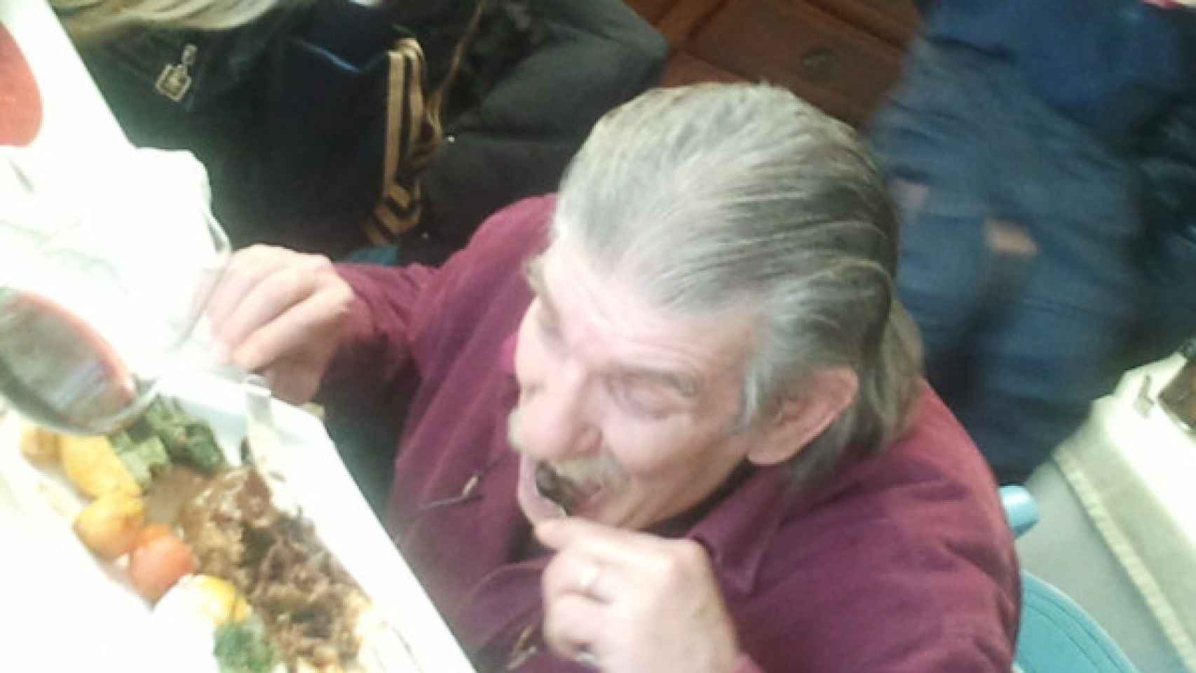 Miguel Montes, comiendo una ración de rabo de toro el día que salió de prisión.