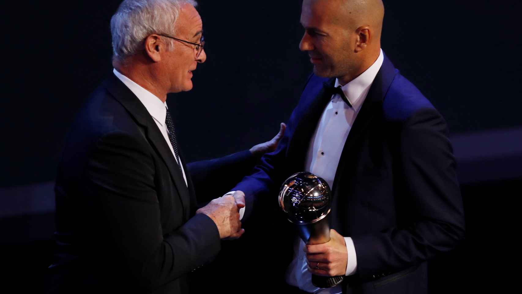 Zidane recibe de Ranieri el premio 'The Best'.