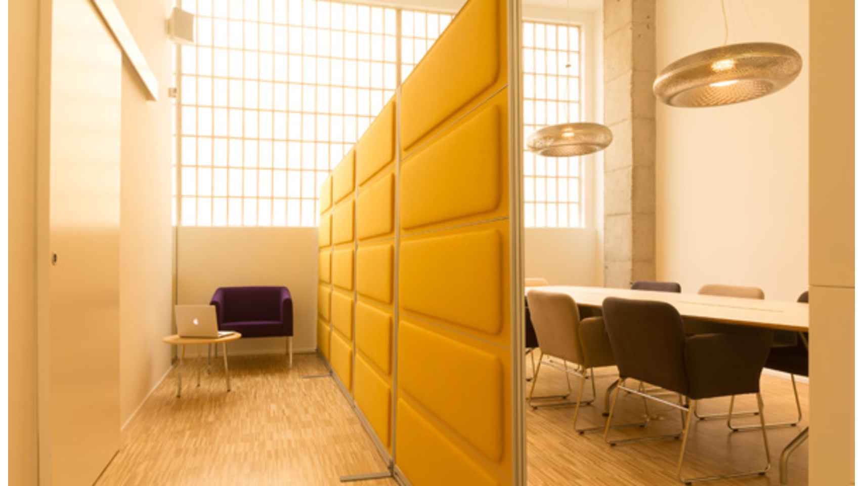 Sala de reuniones de una oficina reformada y decorada por la arquitecta Ana Girod, y climatizada con energía aeortérmica