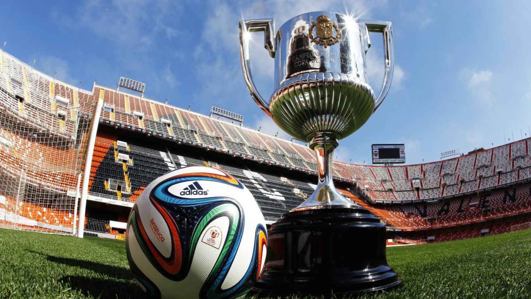 La Copa del Rey sobre el césped de Mestalla.