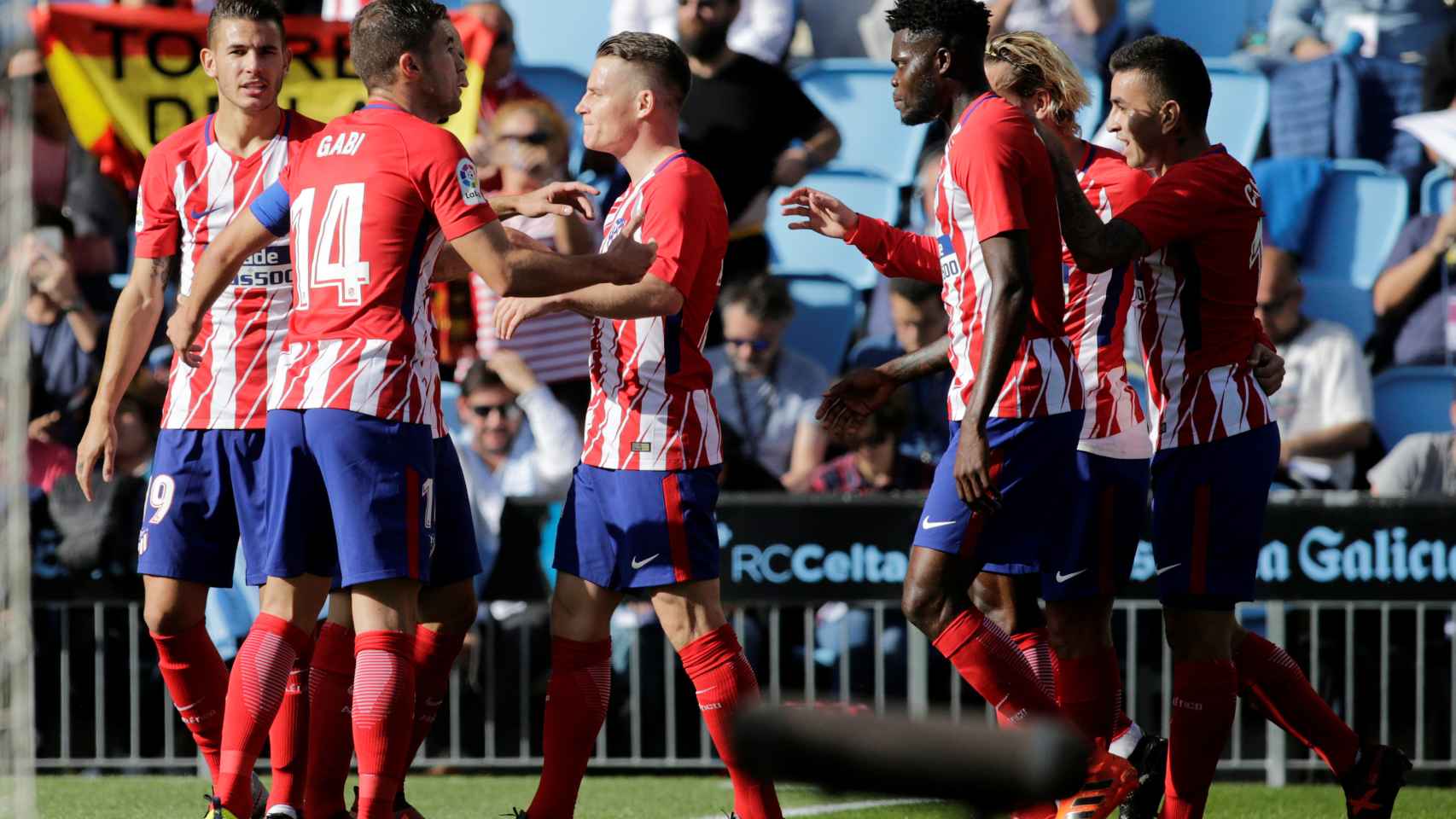 Los jugadores del Atlético de Madrid celebran un gol de Gameiro.