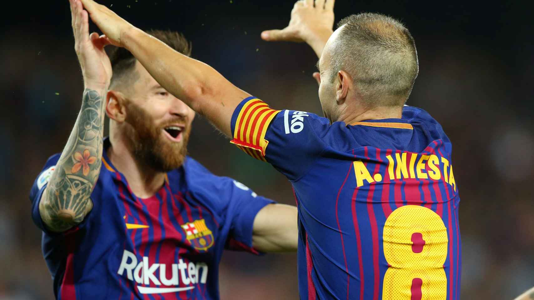 Messi e Iniesta celebran un gol.