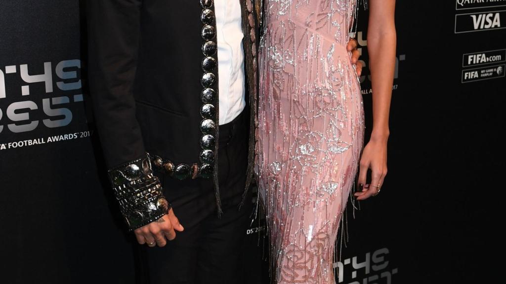 Dani Alves y su pareja en los Premios 'The Best'.