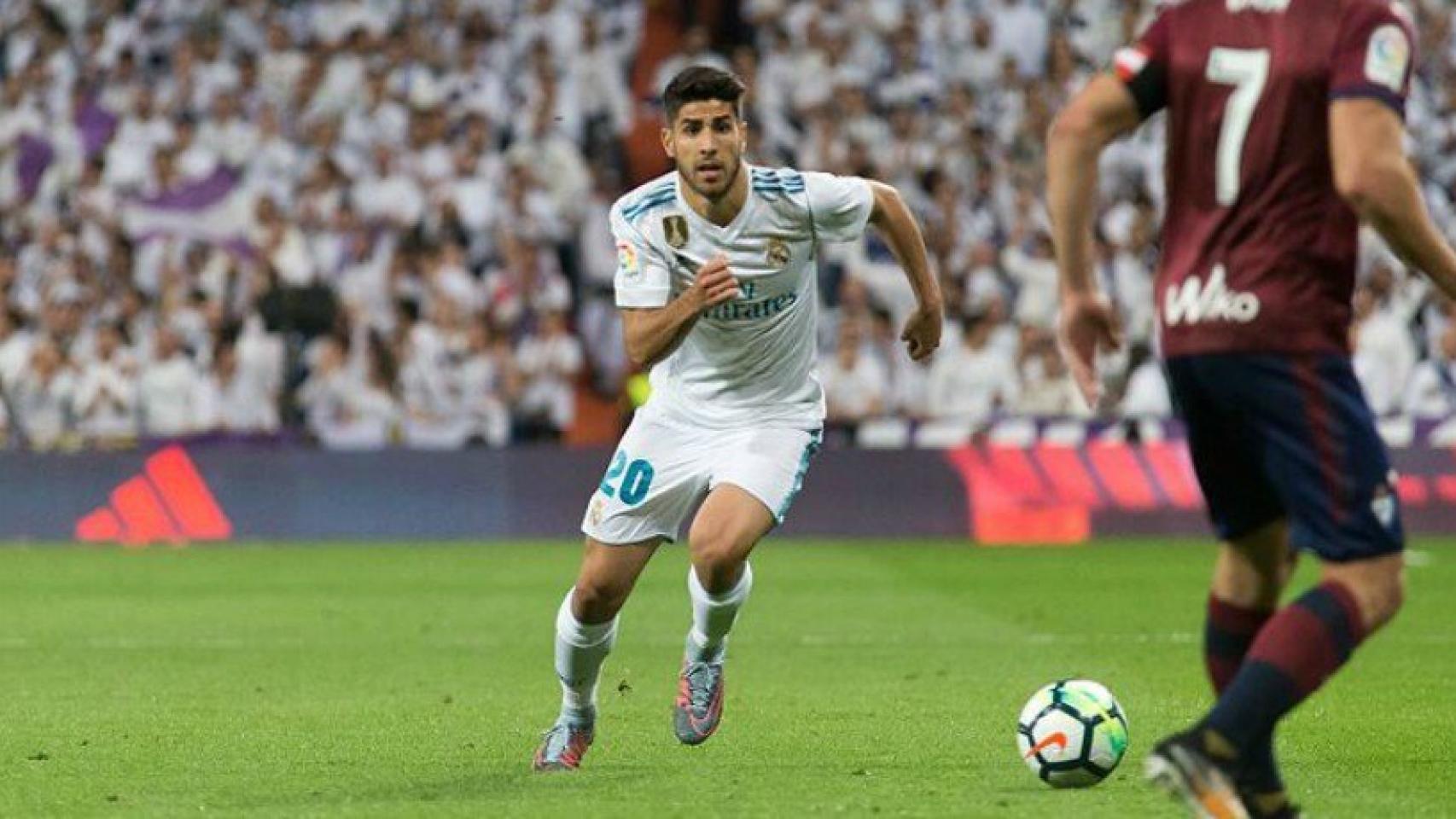 Marco Asensio conduce el balón.  Fotógrafo: Pedro Rodríguez / El Bernabéu