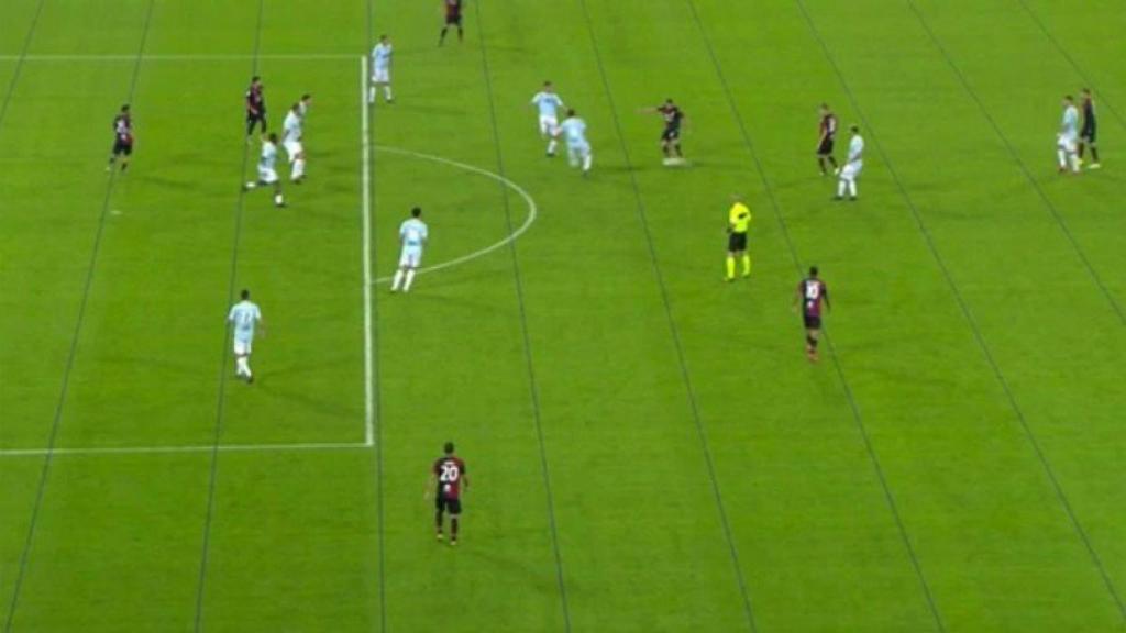 Imagen que demuestra que el gol anulado al Cagliari frente a la Lazio era legal, pese al VAR.