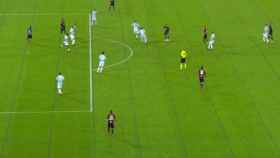 Imagen que demuestra que el gol anulado al Cagliari frente a la Lazio era legal, pese al VAR.