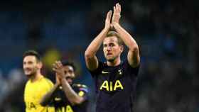 Kane saluda a la afición del Tottenham en el Bernabéu. Foto Twitter (@SpursOfficial)