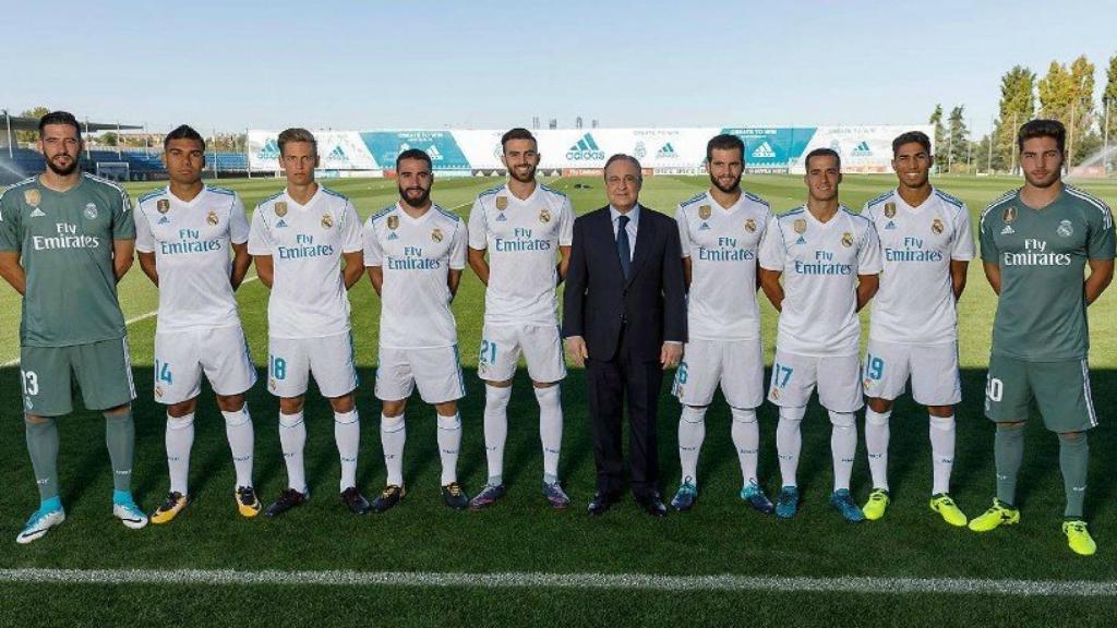 Florentino, rodeado de los canteranos del primer equipo