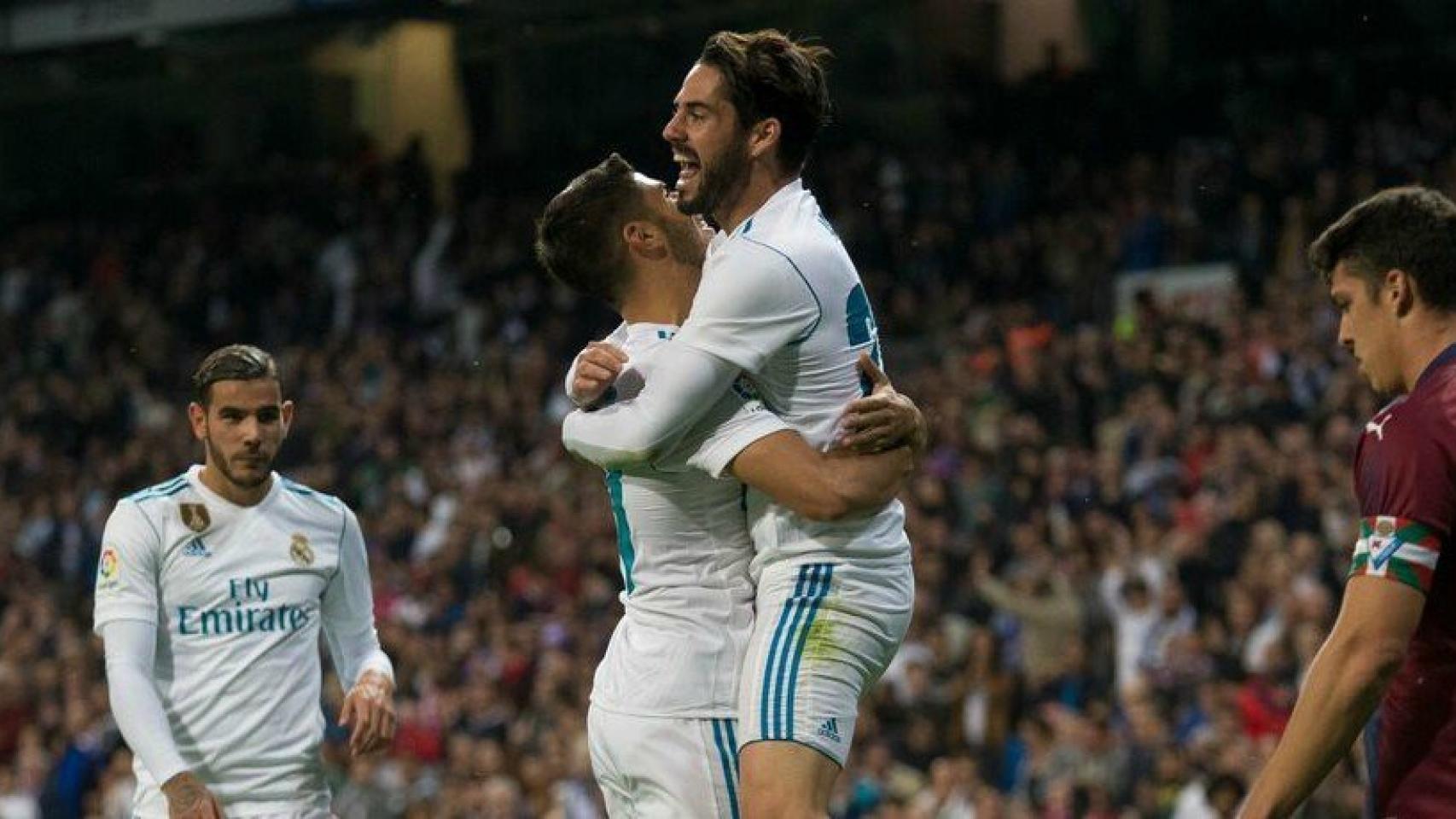 Asensio e Isco celebran juntos el gol del mallorquín.  Fotógrafo: Pedro Rodríguez / El Bernabéu