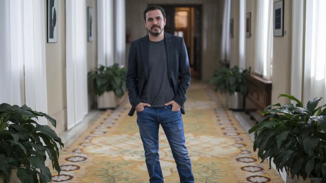 Alberto Garzón, este lunes en los pasillos del Congreso de los Diputados.