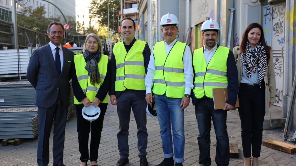 En la foto, de izquierda a derecha: Luis Galiano, arquitecto del estudio RCCYP, Carmen Riu, José Manuel Calvo, Trinitario Casanova, presidente de Grupo Baraka, Víctor Martín, arquitecto de RIU, y Sara Martín, de RCCYP.