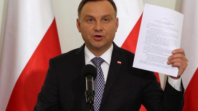 Andrzej Duda habla a la prensa sobre la reforma judicial.