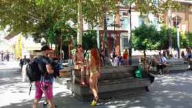 Las dos actrices porno durante la grabación en la concurrida Puerta de Jerez de Sevilla