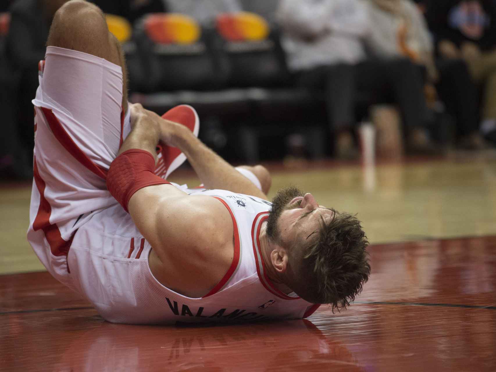 Jonas Valanciunas, en el suelo tras lesionarse en el encuentro ante los Sixers.