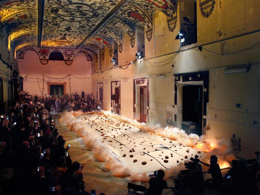 Foto de la creación del cuadro polémico, con 200 invitados al acto en el Salón de Reinos, entre ellos millonarios chinos.