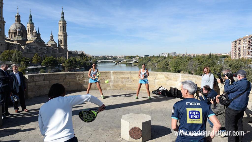 Las hermanas Alayeto en acción durante la presentación en el Puente de Piedra de Zaragoza.