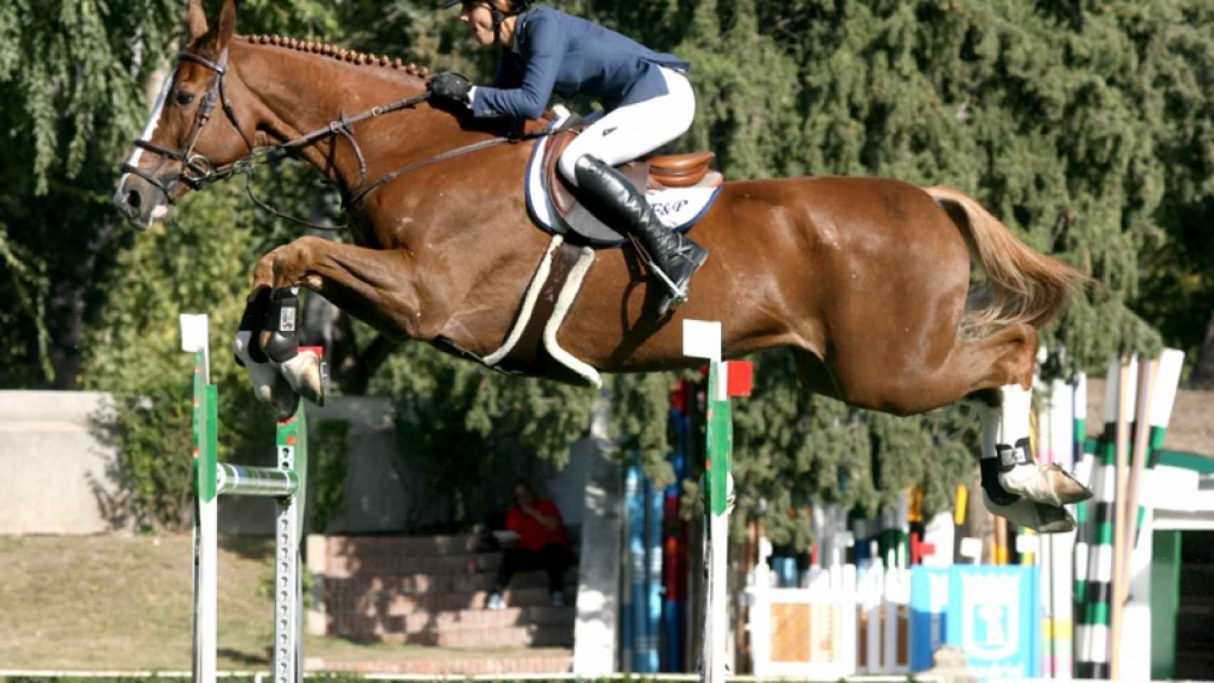 Paola Amilibia, en otro concurso de salto con su caballo.