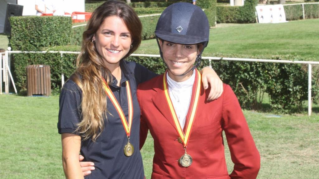 Leticia Rivas, campeona en la categoría de jóvenes jinetes, posa junto a Paola Amilibia.