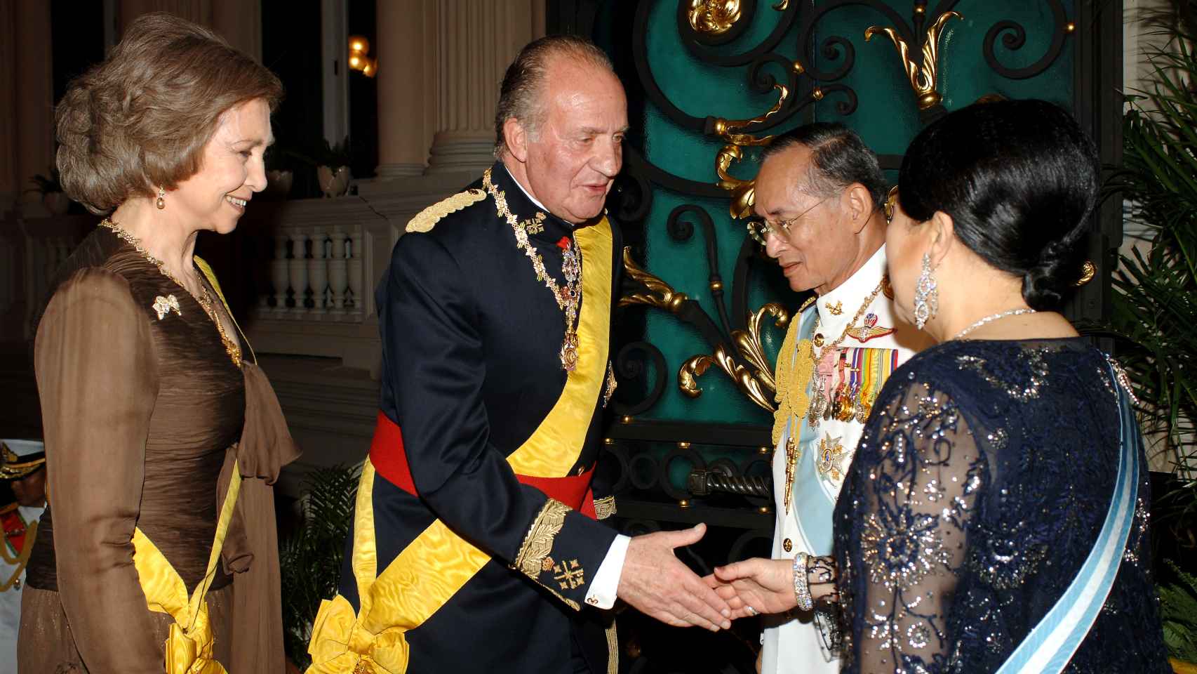 Los eméritos con el fallecido rey de Tailandia, con el que mantenían una excelente relación.