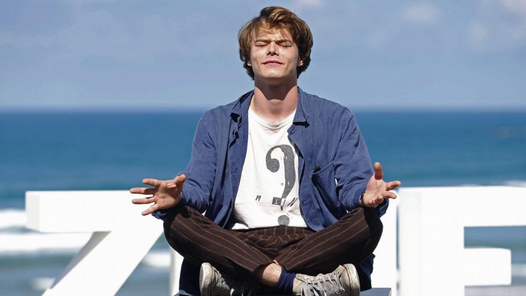 Charlie Heaton en el Festival de San Sebastián.