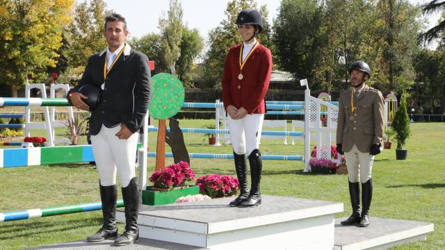 Paola Amilibia junto a Primitivo Nieves y Luis Fernández, segundo y tercero respectivamente.