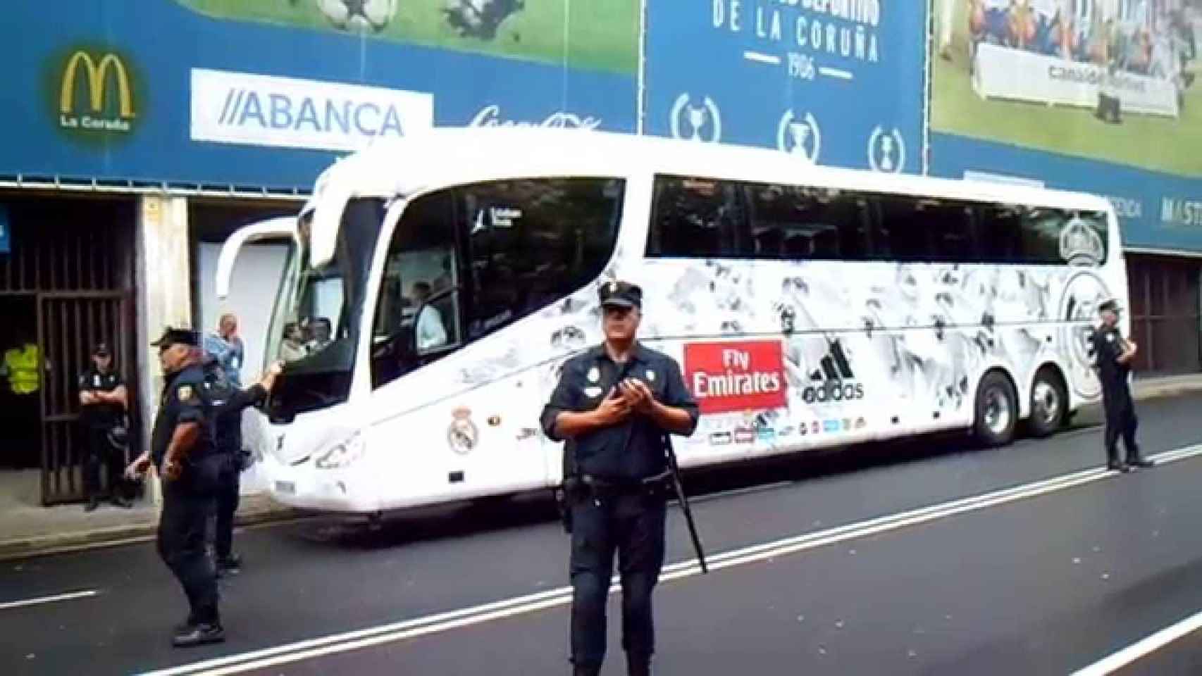 El autobús del Real Madrid custodiado por la Policía en Riazor.