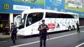 El autobús del Real Madrid custodiado por la Policía en Riazor.