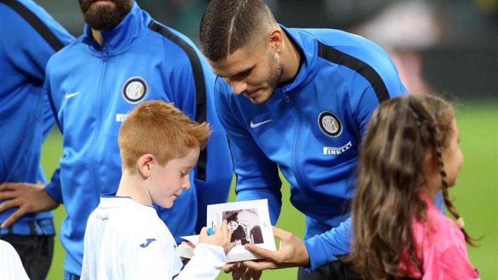 Icardi, con un libro de Ana Frank.