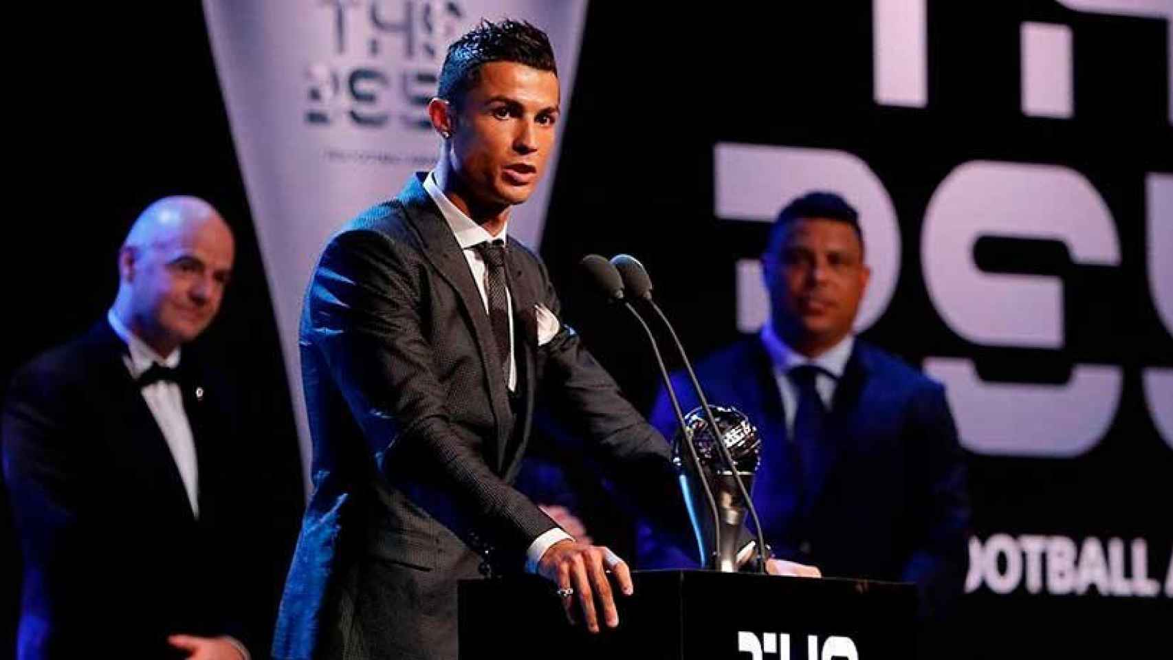 Cristiano Ronaldo recogiendo el premio The Best 2017