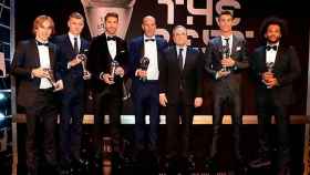 Los premiados del Real Madrid en la gala The Best junto con Florentino Pérez