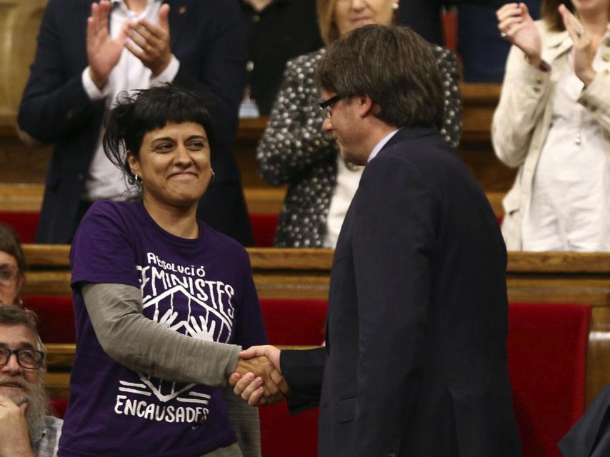 La exdiputada de la CUP Anna Gabriel y el presidente cesado de Cataluña Carles Puigdemont.