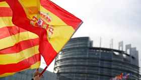 Una bandera catalana y otra española frente al Parlamento de Estrasburgo.