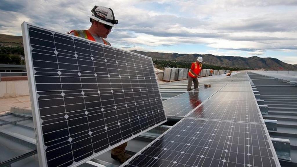 Paneles solares en una imagen de archivo.