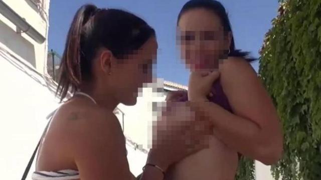 Dos jóvenes protagonizan una película porno en el granadino parador de San Nicolás