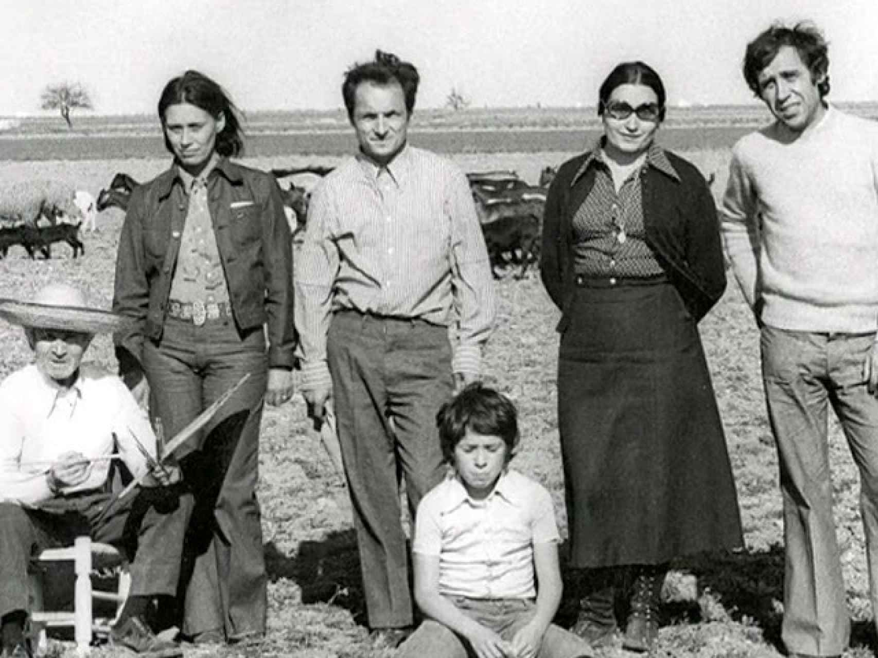 De izquierda a derecha: Antonio López Torres (sentado), Isabel Quintanilla, Antonio López García, Francesco (hijo de Isabel Quintanilla y de Francisco López), María Moreno y Francisco López en Tomelloso, 1973.