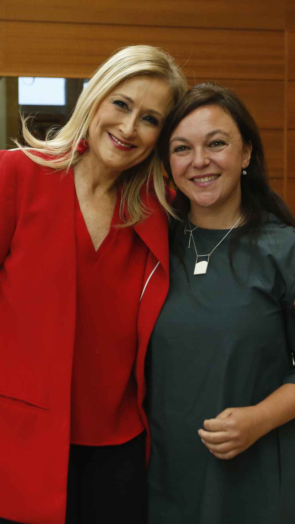 Anka Moldovan junto a Cristina Cifuentes.