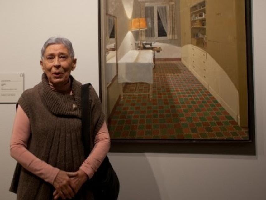 La pintora Isabel Quintanilla junto a una de sus obras, en el Museo Thyssen.