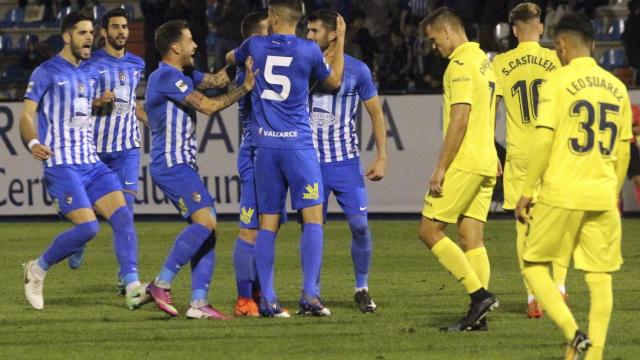 Los jugadores de la Ponferradina celebran el gol de la victoria.