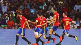 Los jugadores de la selección celebran el primer gol de Abel Ruiz.