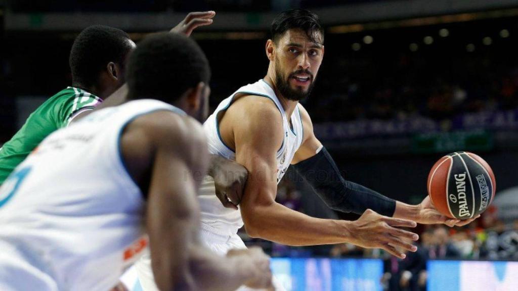 Gustavo Ayón pasa el balón frente al Unicaja.