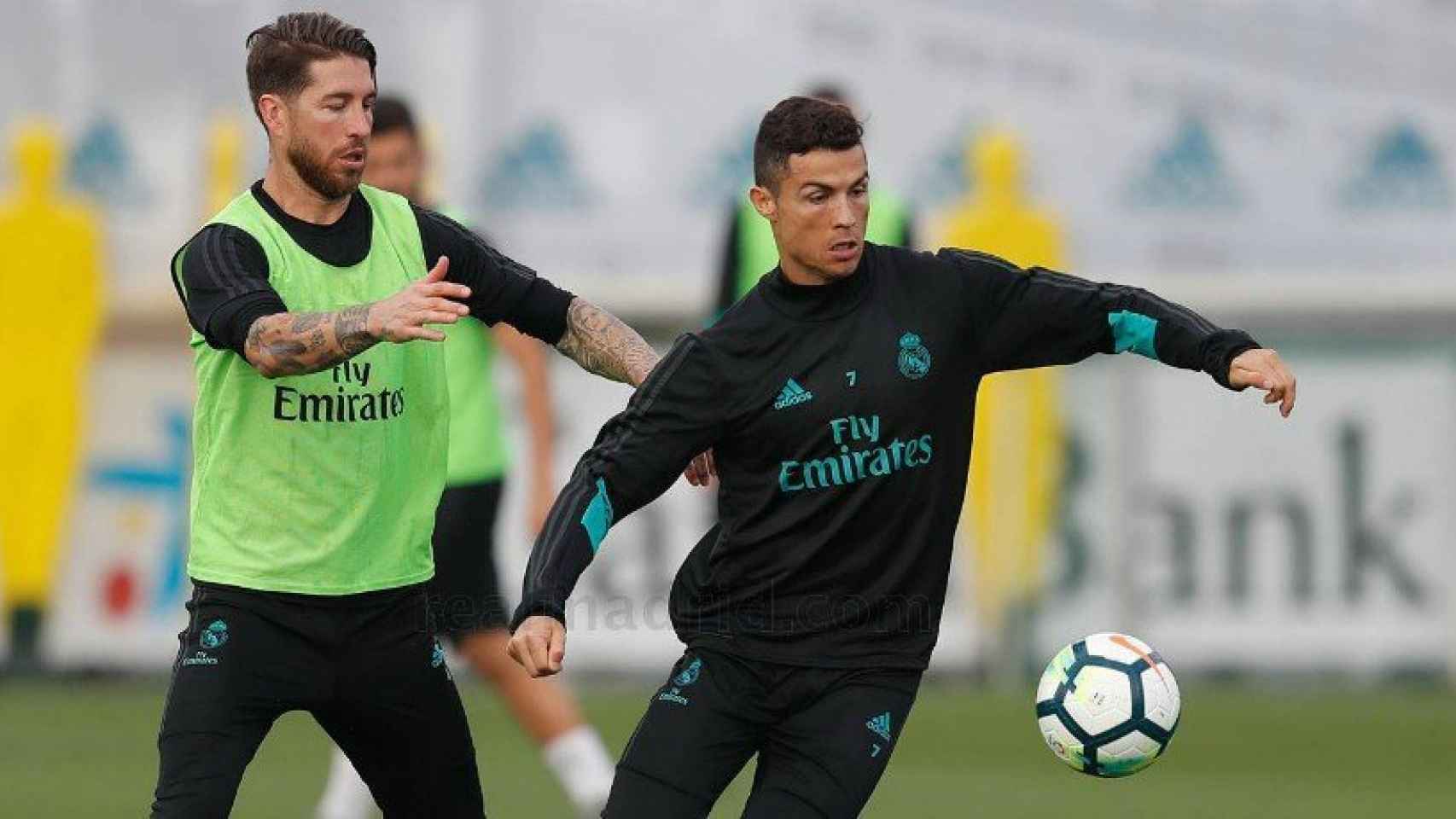 Cristiano Ronaldo controla el balón ante el marcaje de Ramos