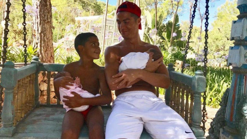 Cristiano Ronaldo, con sus hijos. Foto. (@cristiano)