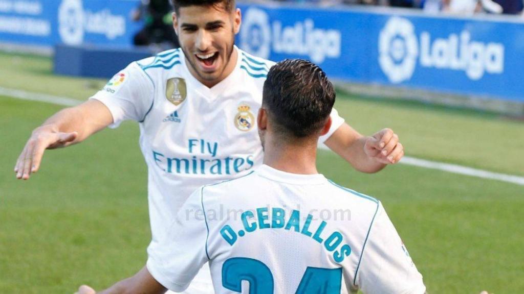 Ceballos celebra con Asensio su gol