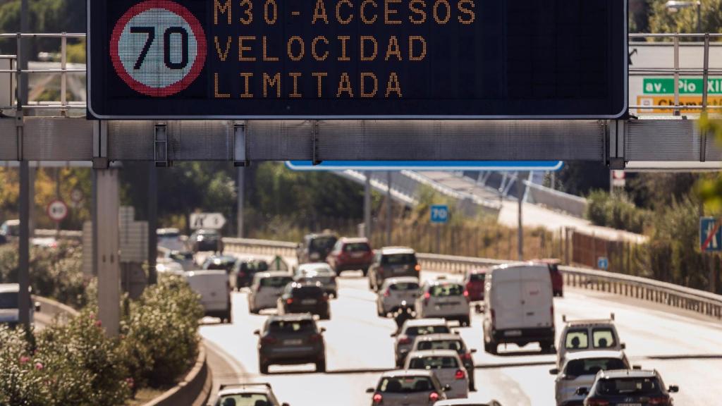 Un luminoso marca la prohibición de circular a más de 70 km/h en la M-30.